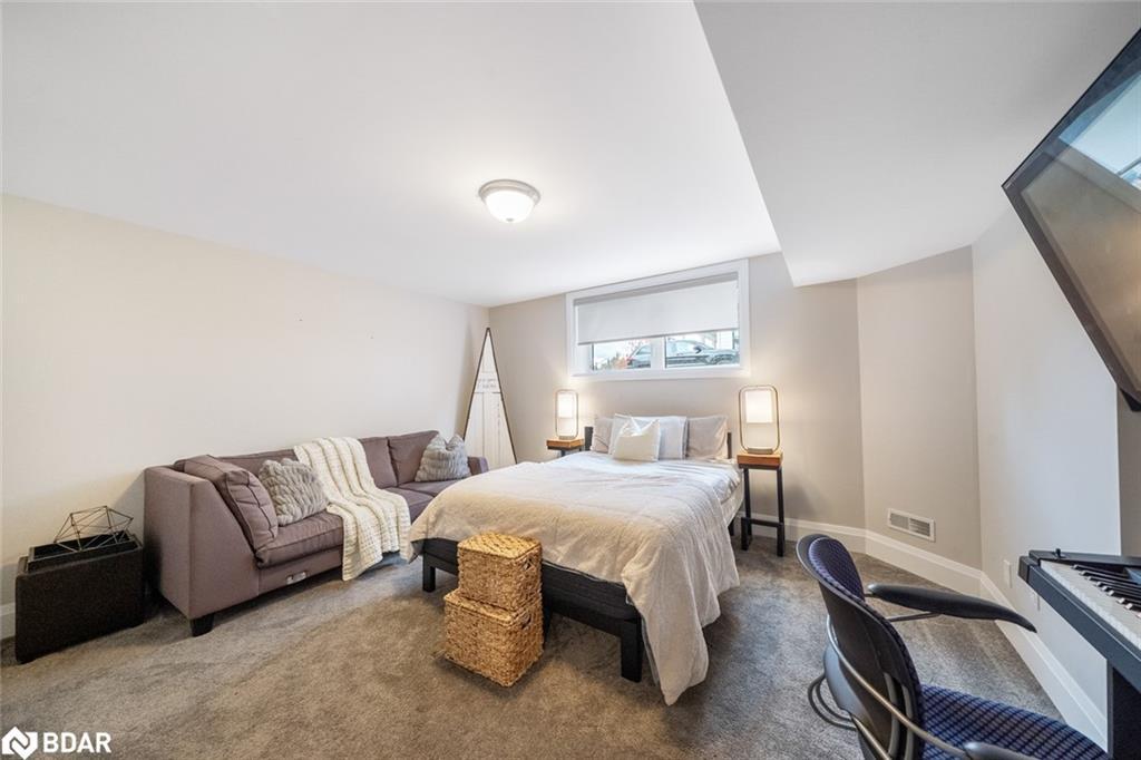 62 Thoroughbred Drive, Oro-Medonte, ON - Indoor Photo Showing Bedroom