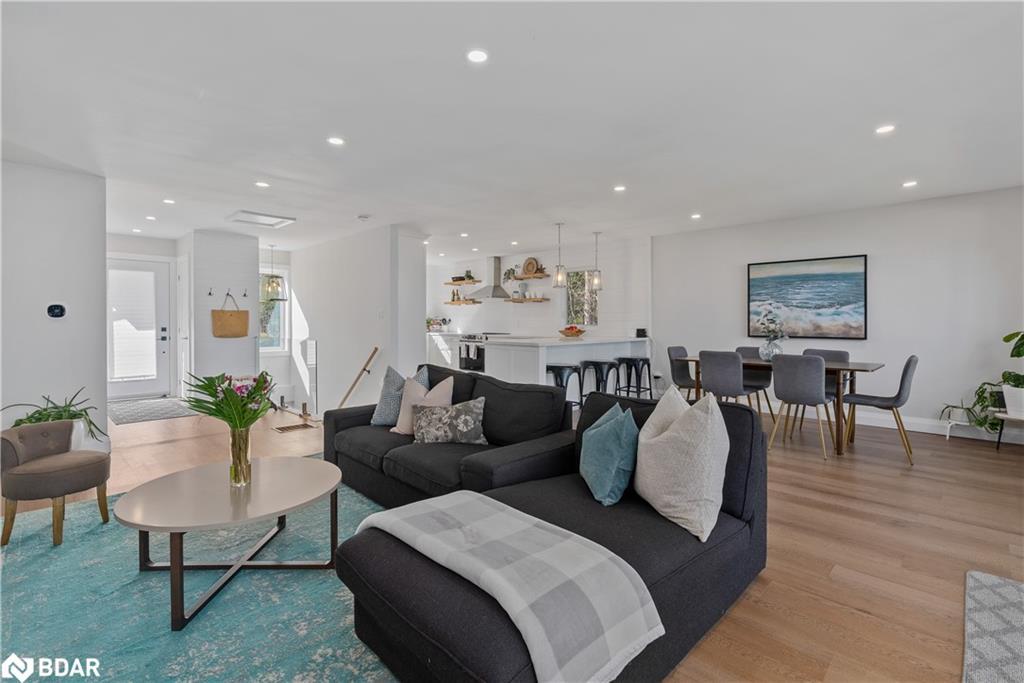 2371 Lakeshore Road E, Oro-Medonte, ON - Indoor Photo Showing Living Room
