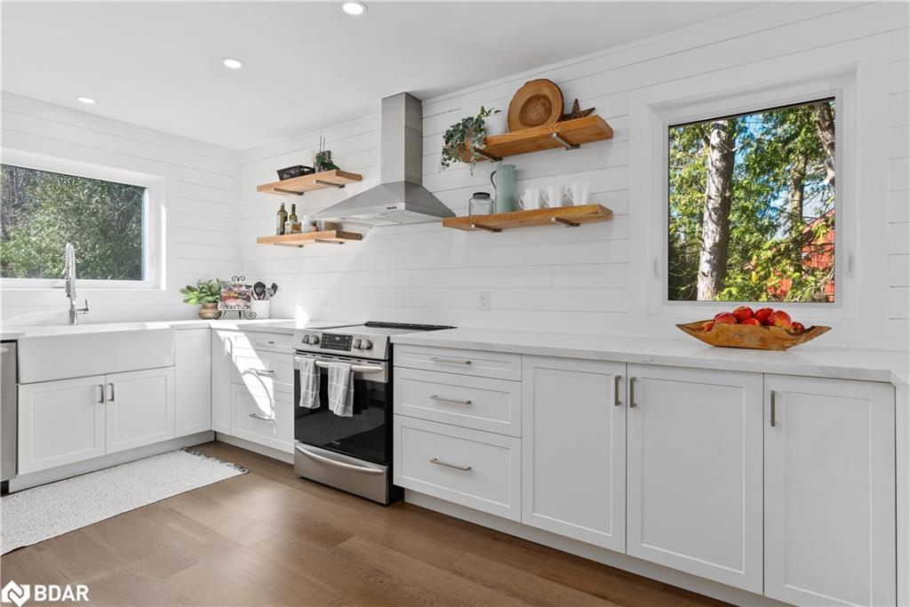 2371 Lakeshore Road E, Oro-Medonte, ON - Indoor Photo Showing Kitchen With Upgraded Kitchen