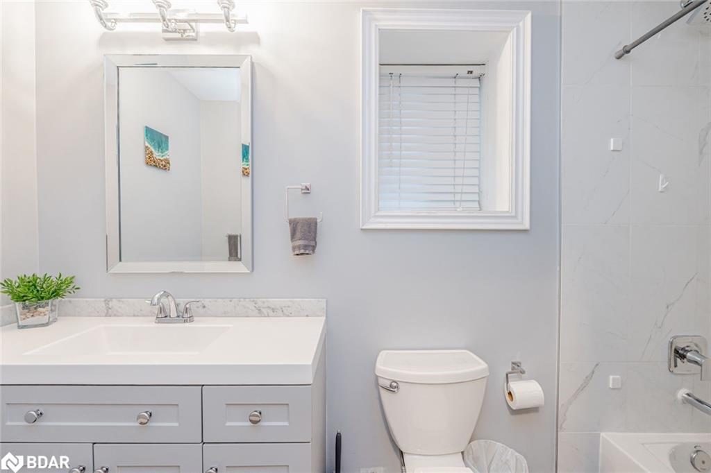 30 Hewitt Place, Barrie, ON - Indoor Photo Showing Bathroom
