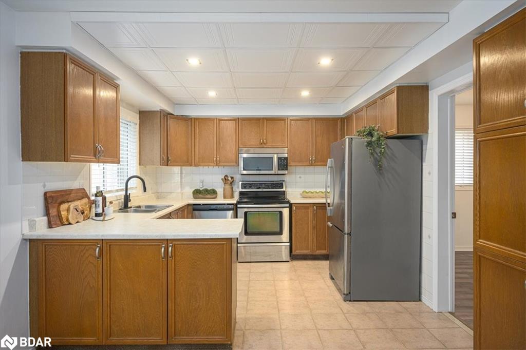 22 River Ridge Road, Barrie, ON - Indoor Photo Showing Kitchen With Double Sink