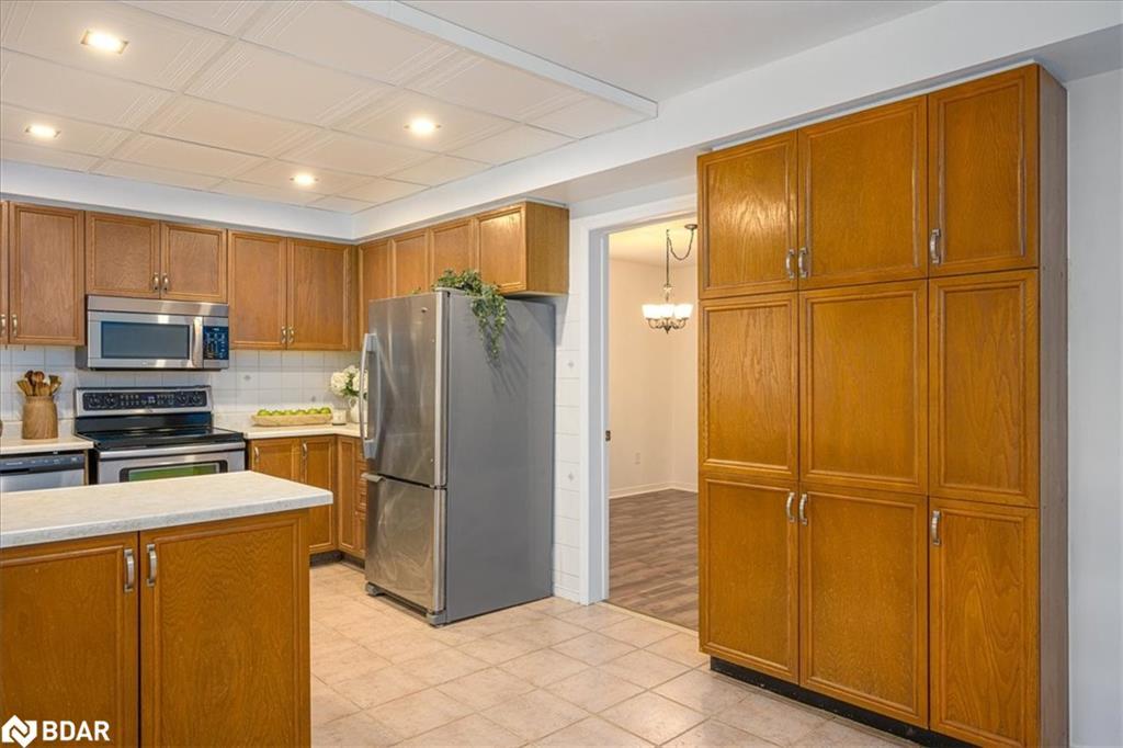 22 River Ridge Road, Barrie, ON - Indoor Photo Showing Kitchen