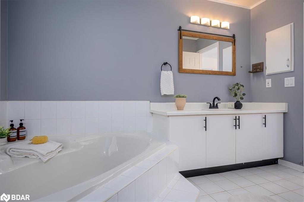 22 River Ridge Road, Barrie, ON - Indoor Photo Showing Bathroom