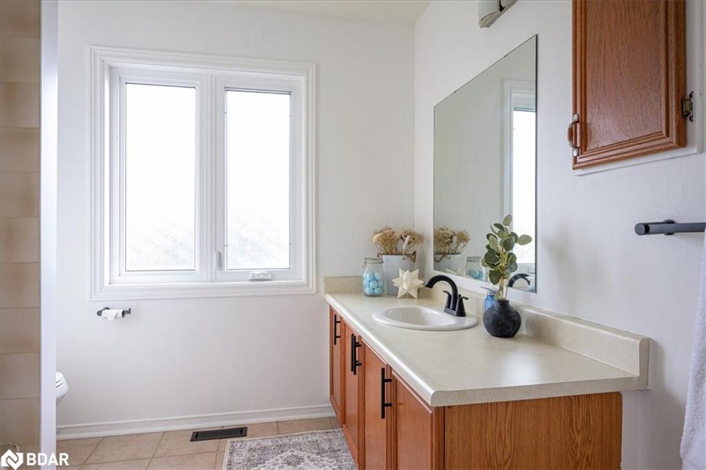 22 River Ridge Road, Barrie, ON - Indoor Photo Showing Bathroom