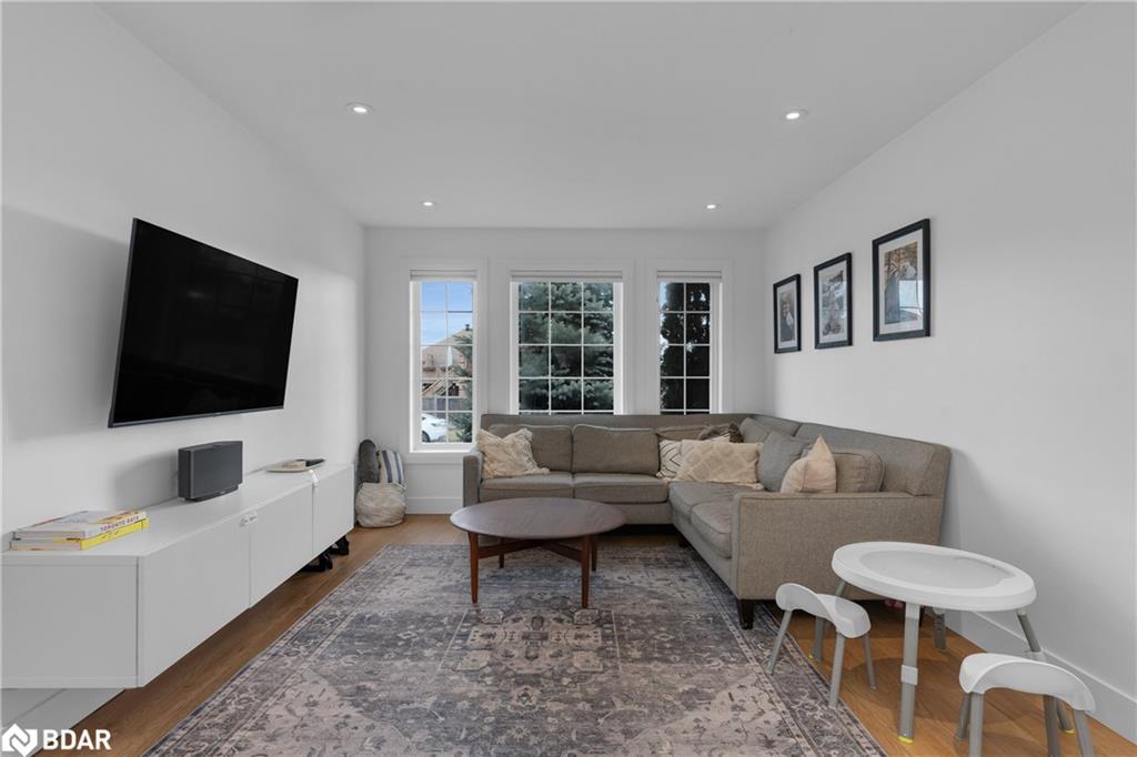 90 Larkin Drive, Barrie, ON - Indoor Photo Showing Living Room