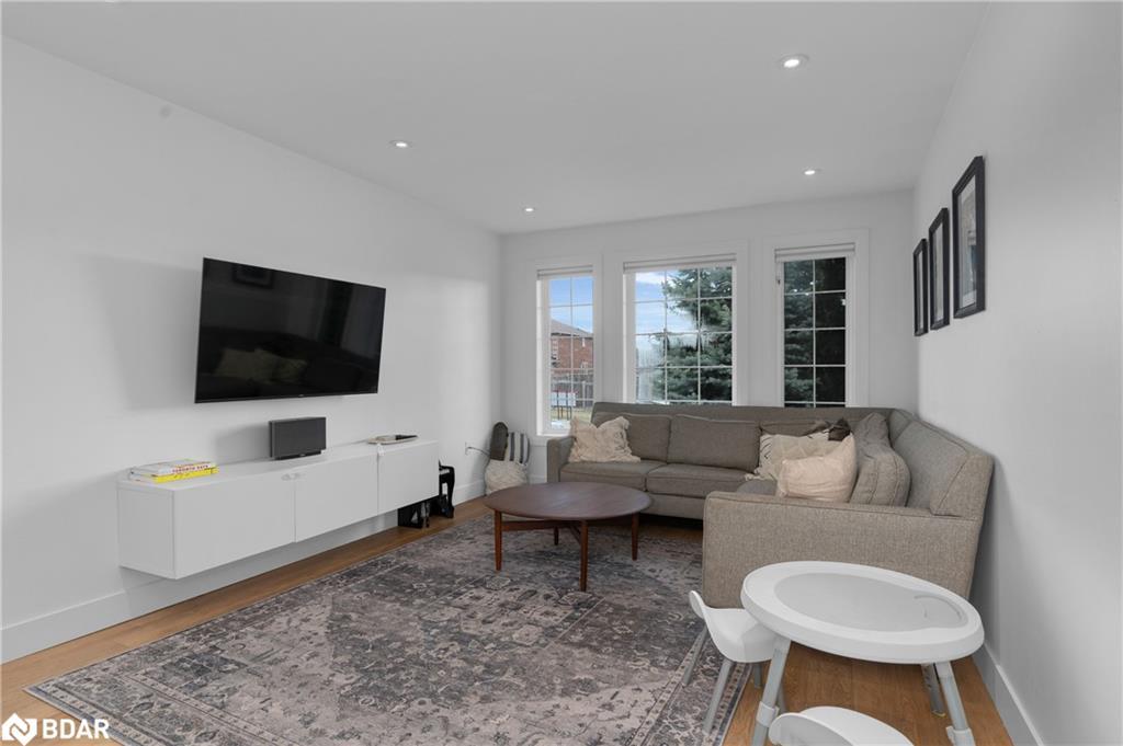 90 Larkin Drive, Barrie, ON - Indoor Photo Showing Living Room