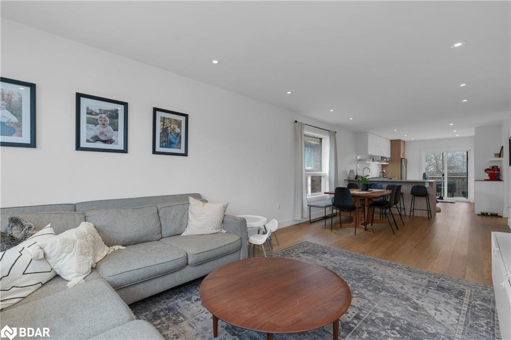 90 Larkin Drive, Barrie, ON - Indoor Photo Showing Living Room
