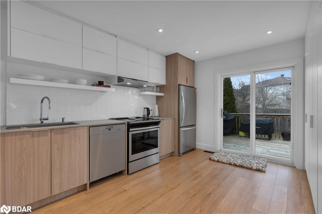 90 Larkin Drive, Barrie, ON - Indoor Photo Showing Kitchen With Stainless Steel Kitchen With Upgraded Kitchen