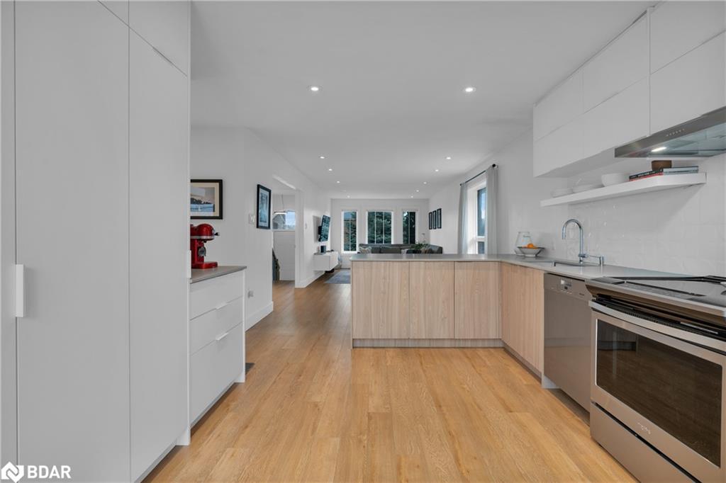 90 Larkin Drive, Barrie, ON - Indoor Photo Showing Kitchen