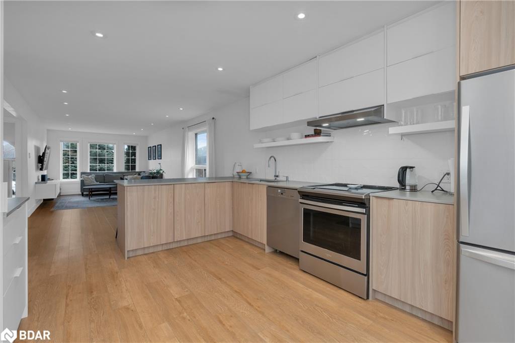 90 Larkin Drive, Barrie, ON - Indoor Photo Showing Kitchen With Stainless Steel Kitchen