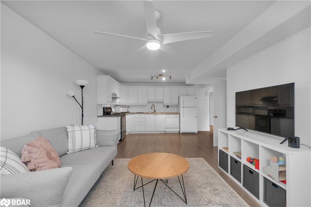 90 Larkin Drive, Barrie, ON - Indoor Photo Showing Living Room