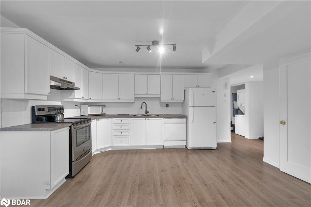 90 Larkin Drive, Barrie, ON - Indoor Photo Showing Kitchen