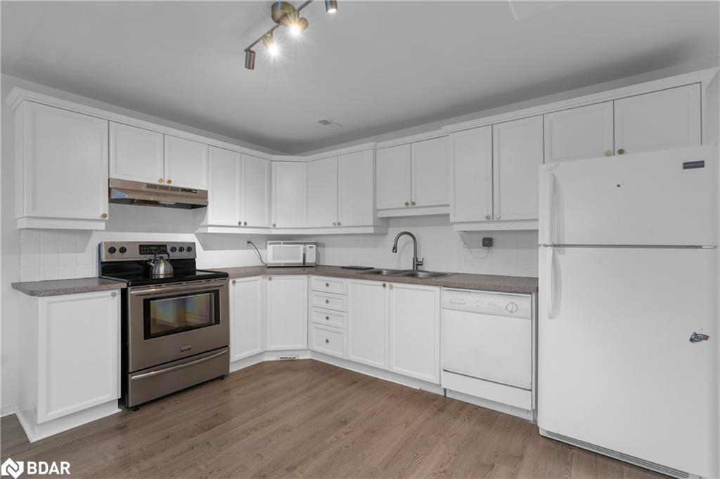 90 Larkin Drive, Barrie, ON - Indoor Photo Showing Kitchen