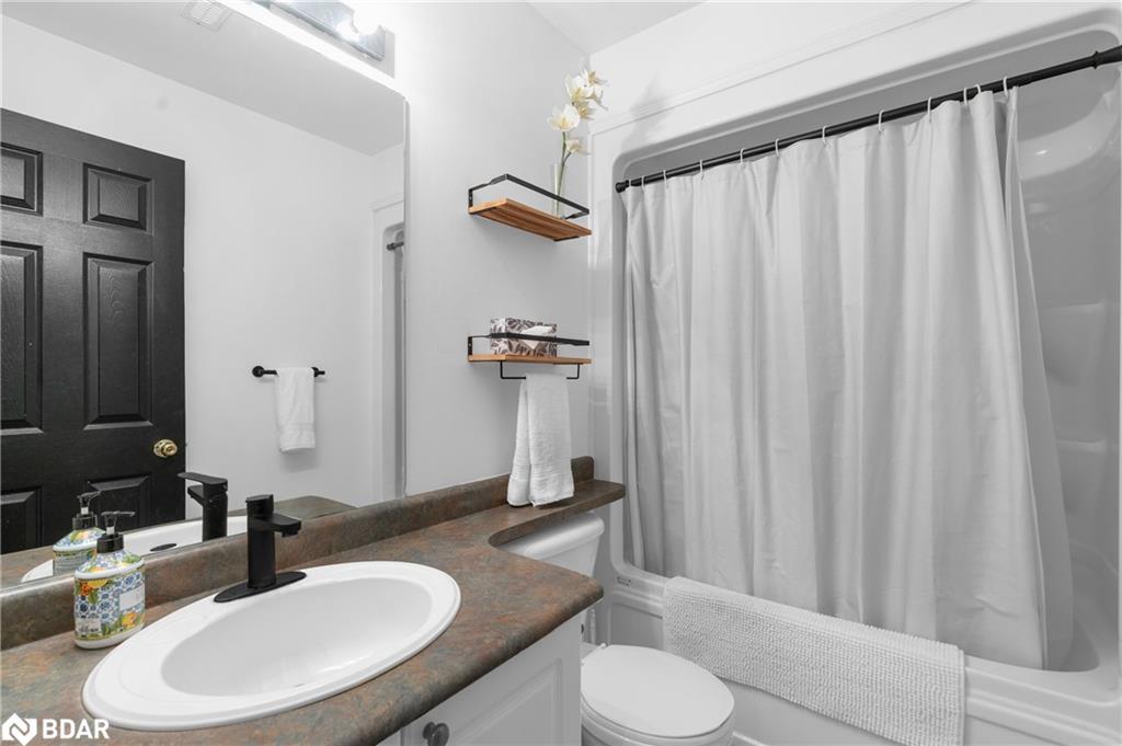 90 Larkin Drive, Barrie, ON - Indoor Photo Showing Bathroom