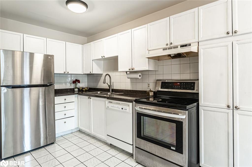52-508 Essa Road, Barrie, ON - Indoor Photo Showing Kitchen With Stainless Steel Kitchen