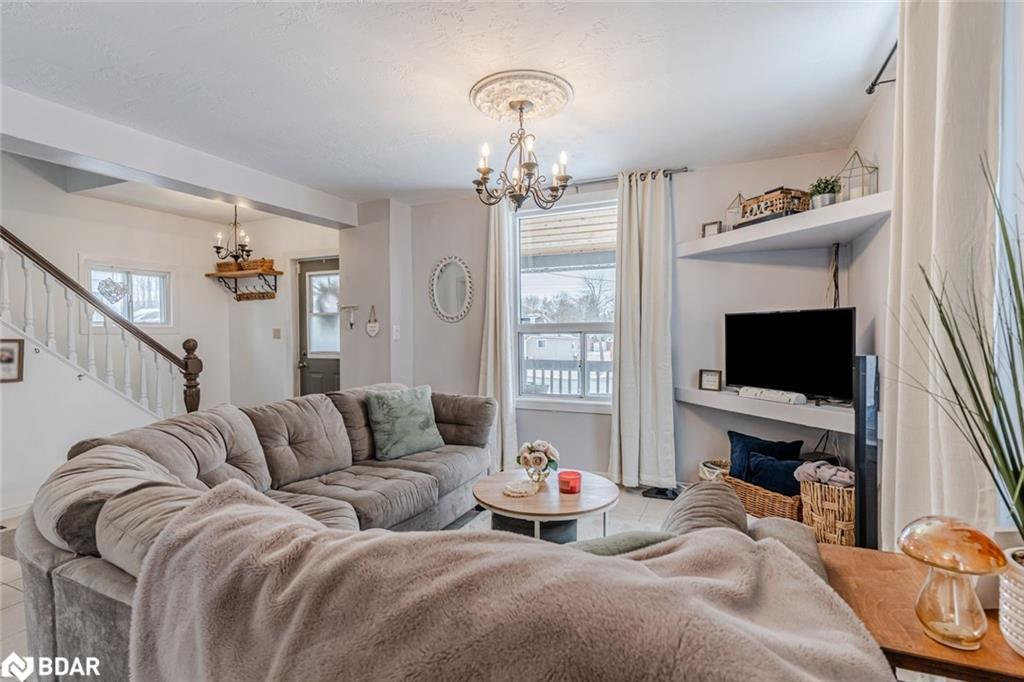 408 Regent Street, Orillia, ON - Indoor Photo Showing Living Room