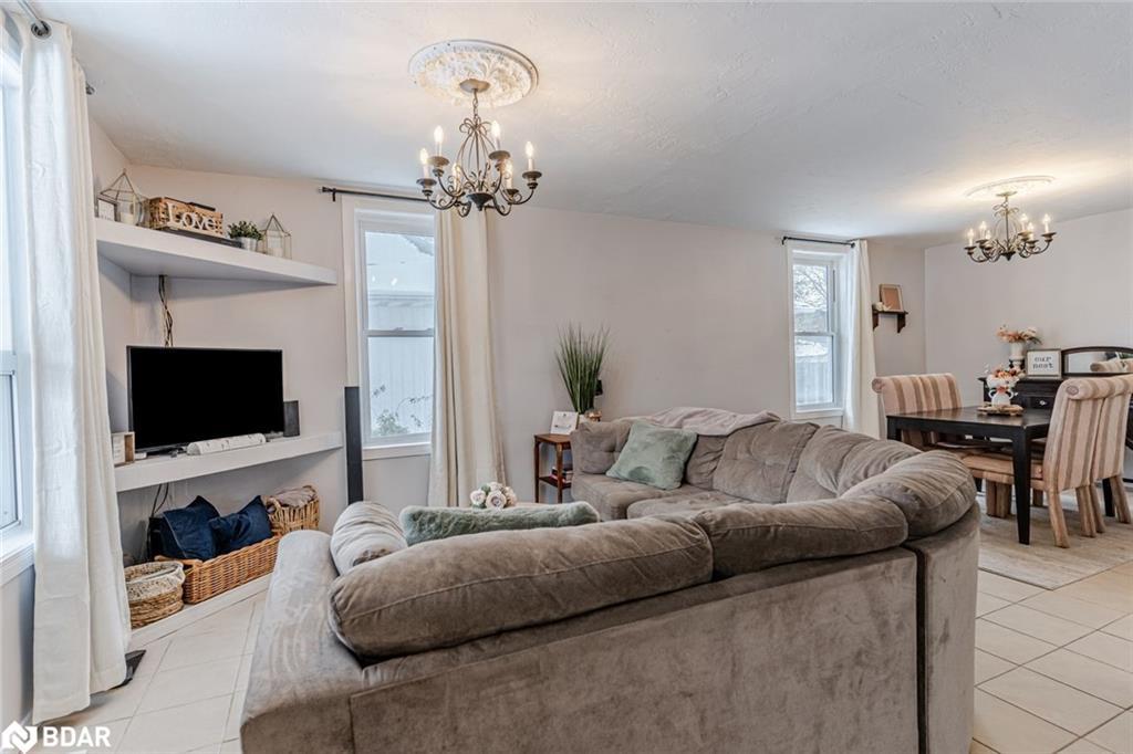 408 Regent Street, Orillia, ON - Indoor Photo Showing Living Room
