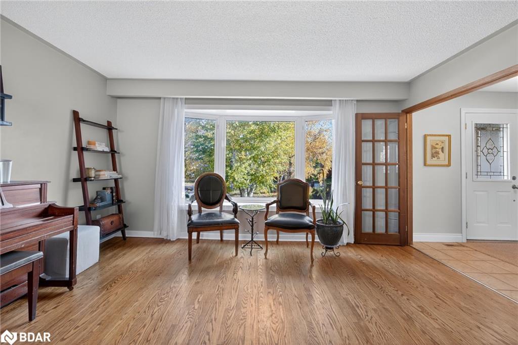 35 Glenridge Road, Barrie, ON - Indoor Photo Showing Living Room