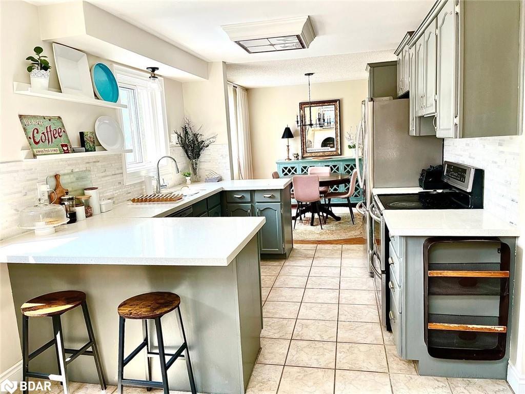 35 Glenridge Road, Barrie, ON - Indoor Photo Showing Kitchen With Upgraded Kitchen