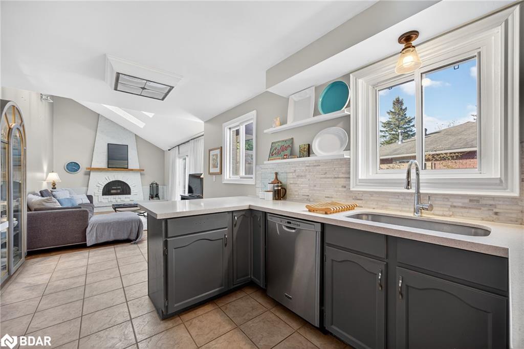 35 Glenridge Road, Barrie, ON - Indoor Photo Showing Kitchen