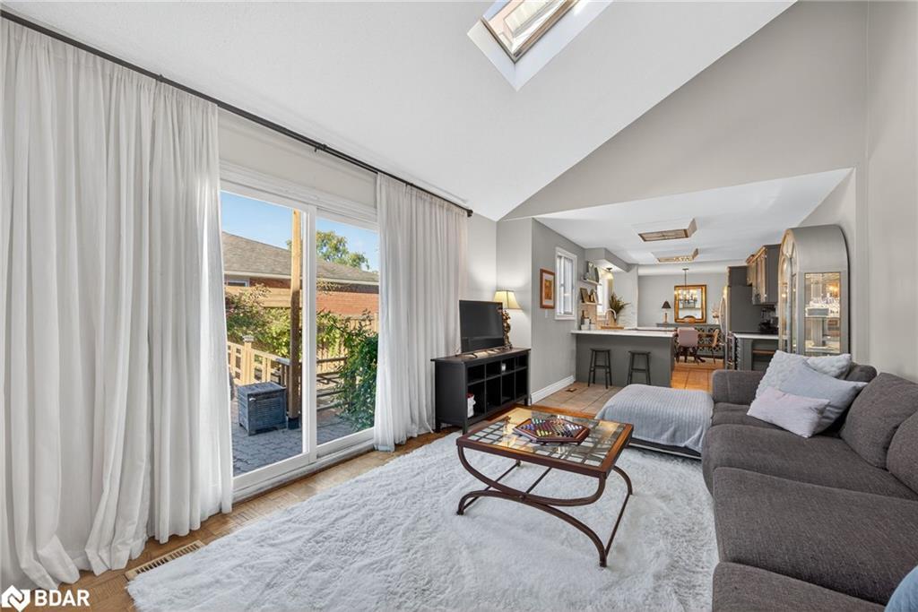 35 Glenridge Road, Barrie, ON - Indoor Photo Showing Living Room