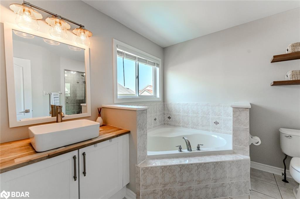 14 Regina Road, Barrie, ON - Indoor Photo Showing Bathroom