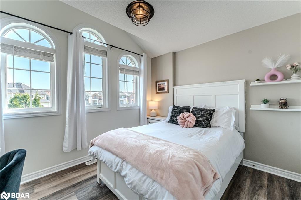 14 Regina Road, Barrie, ON - Indoor Photo Showing Bedroom