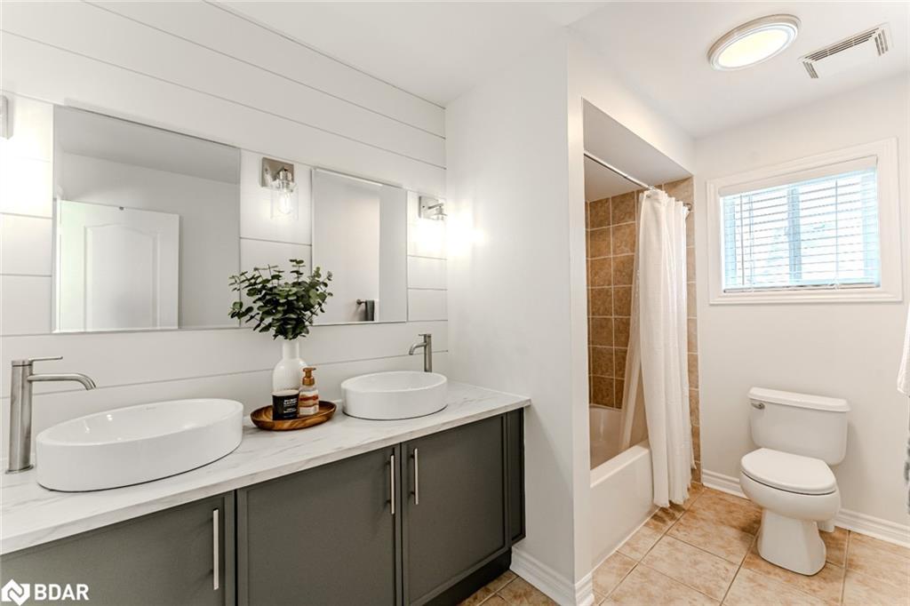 14 Regina Road, Barrie, ON - Indoor Photo Showing Bathroom