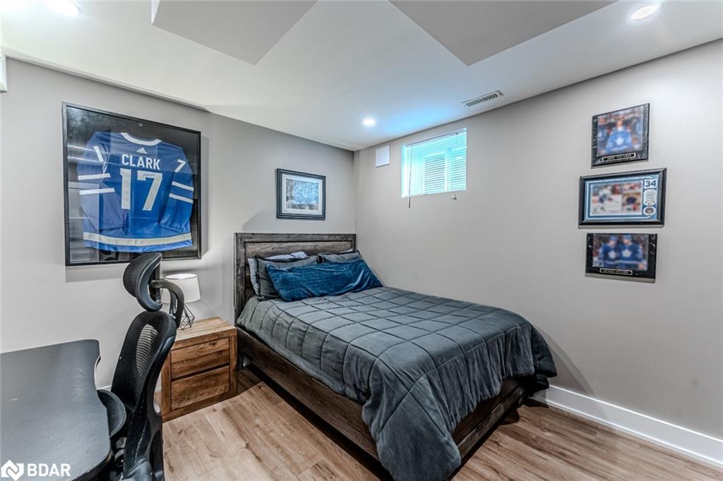 14 Regina Road, Barrie, ON - Indoor Photo Showing Bedroom