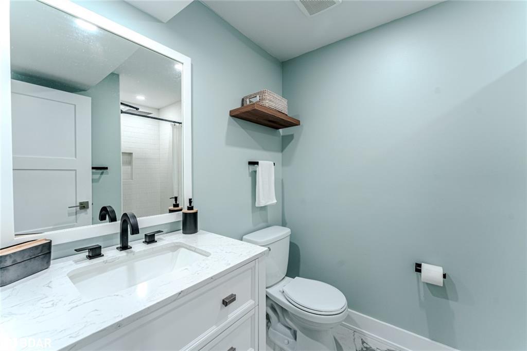 14 Regina Road, Barrie, ON - Indoor Photo Showing Bathroom