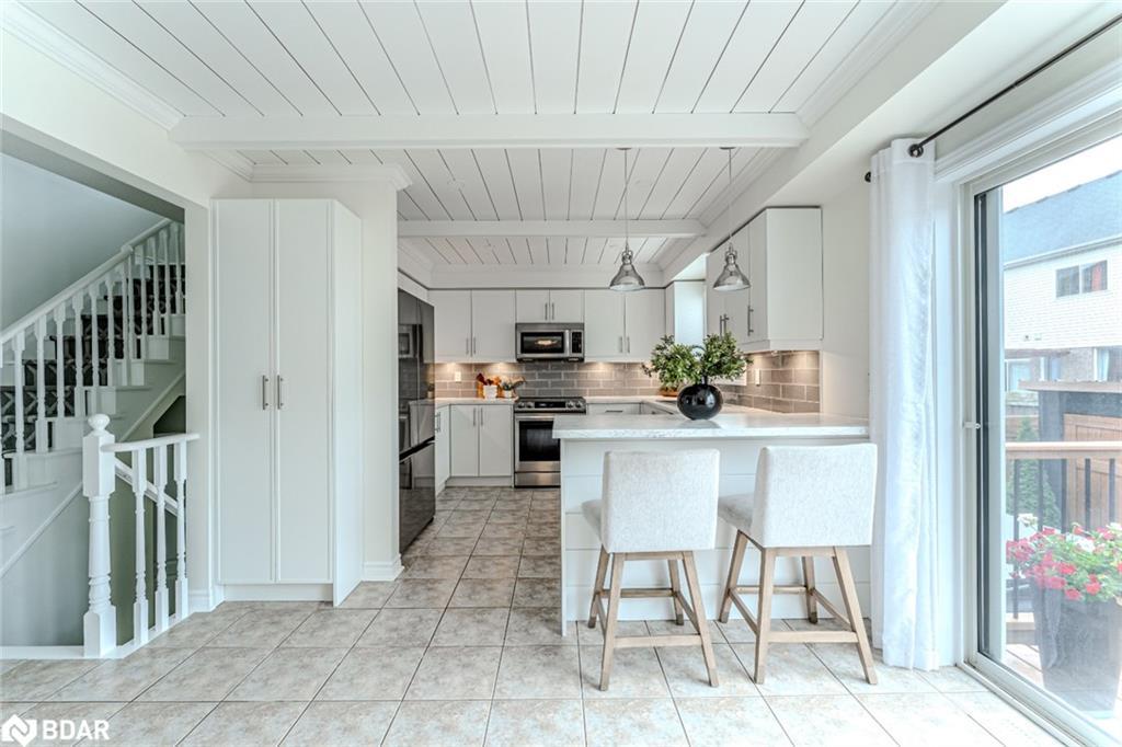 14 Regina Road, Barrie, ON - Indoor Photo Showing Kitchen