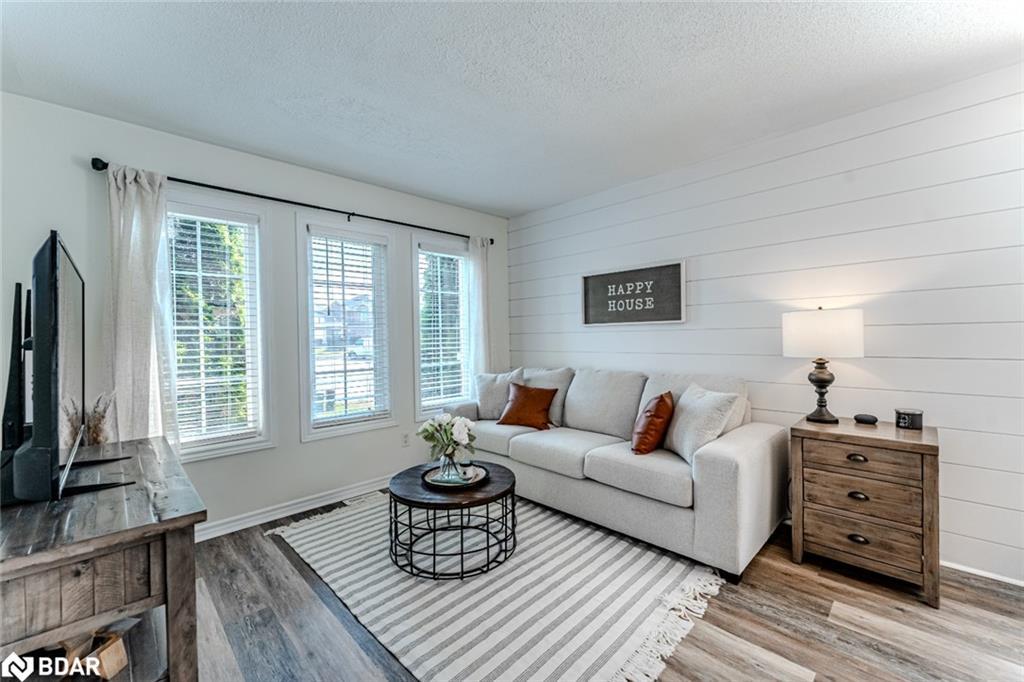 14 Regina Road, Barrie, ON - Indoor Photo Showing Living Room