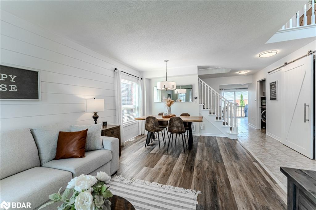14 Regina Road, Barrie, ON - Indoor Photo Showing Living Room