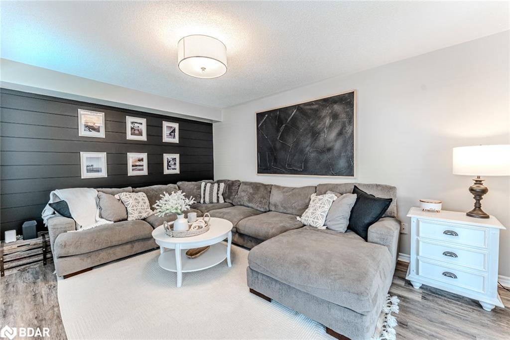 14 Regina Road, Barrie, ON - Indoor Photo Showing Living Room