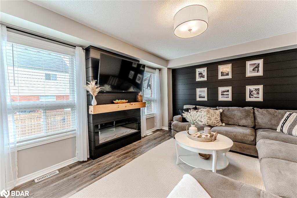 14 Regina Road, Barrie, ON - Indoor Photo Showing Living Room