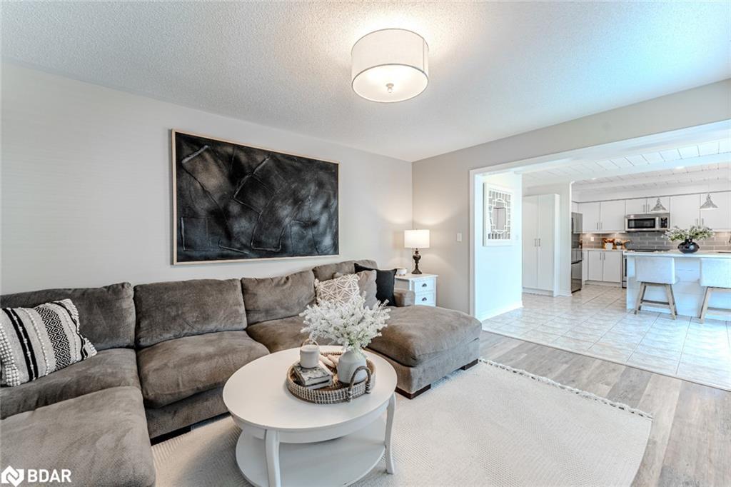 14 Regina Road, Barrie, ON - Indoor Photo Showing Living Room