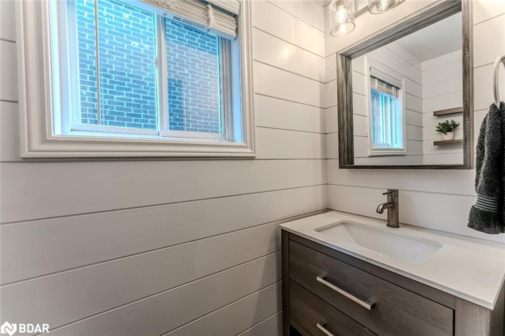 14 Regina Road, Barrie, ON - Indoor Photo Showing Bathroom