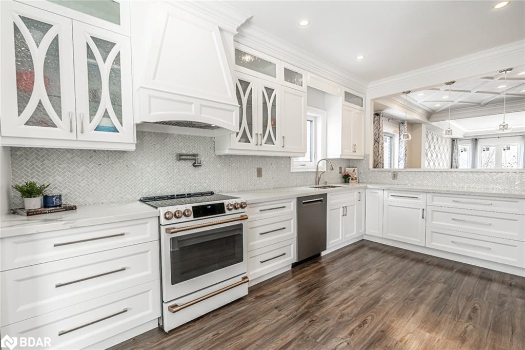 99 Mcintyre Drive, Barrie, ON - Indoor Photo Showing Kitchen With Upgraded Kitchen