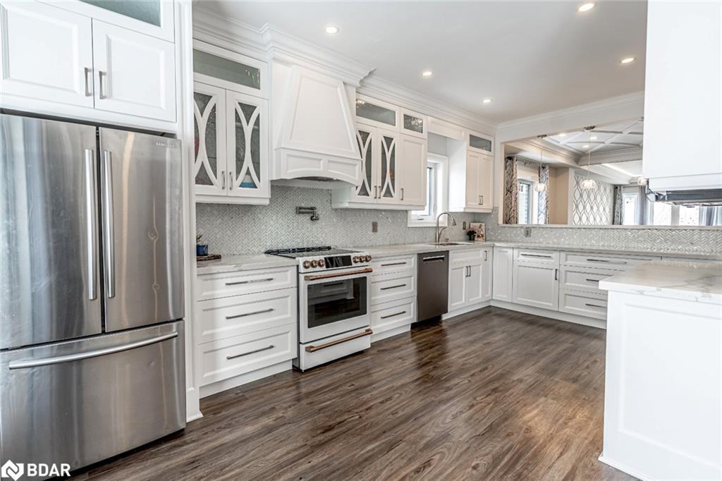 99 Mcintyre Drive, Barrie, ON - Indoor Photo Showing Kitchen With Upgraded Kitchen
