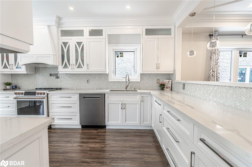 99 Mcintyre Drive, Barrie, ON - Indoor Photo Showing Kitchen With Upgraded Kitchen
