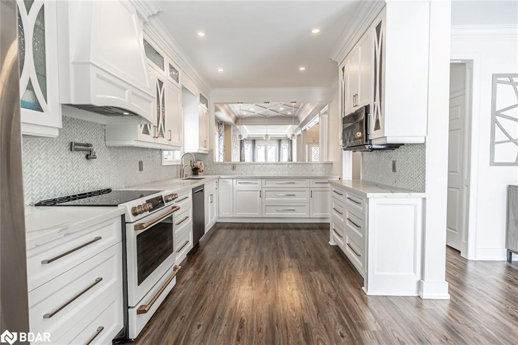 99 Mcintyre Drive, Barrie, ON - Indoor Photo Showing Kitchen With Upgraded Kitchen