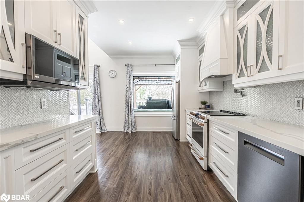 99 Mcintyre Drive, Barrie, ON - Indoor Photo Showing Kitchen With Upgraded Kitchen