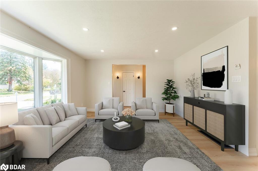 262 Duckworth Street, Barrie, ON - Indoor Photo Showing Living Room