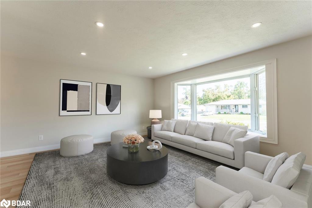 262 Duckworth Street, Barrie, ON - Indoor Photo Showing Living Room