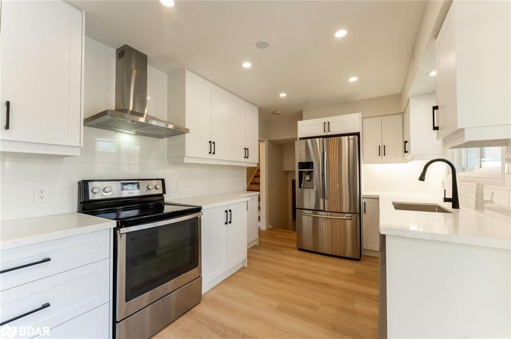 262 Duckworth Street, Barrie, ON - Indoor Photo Showing Kitchen With Upgraded Kitchen