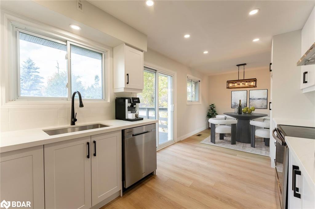 262 Duckworth Street, Barrie, ON - Indoor Photo Showing Kitchen