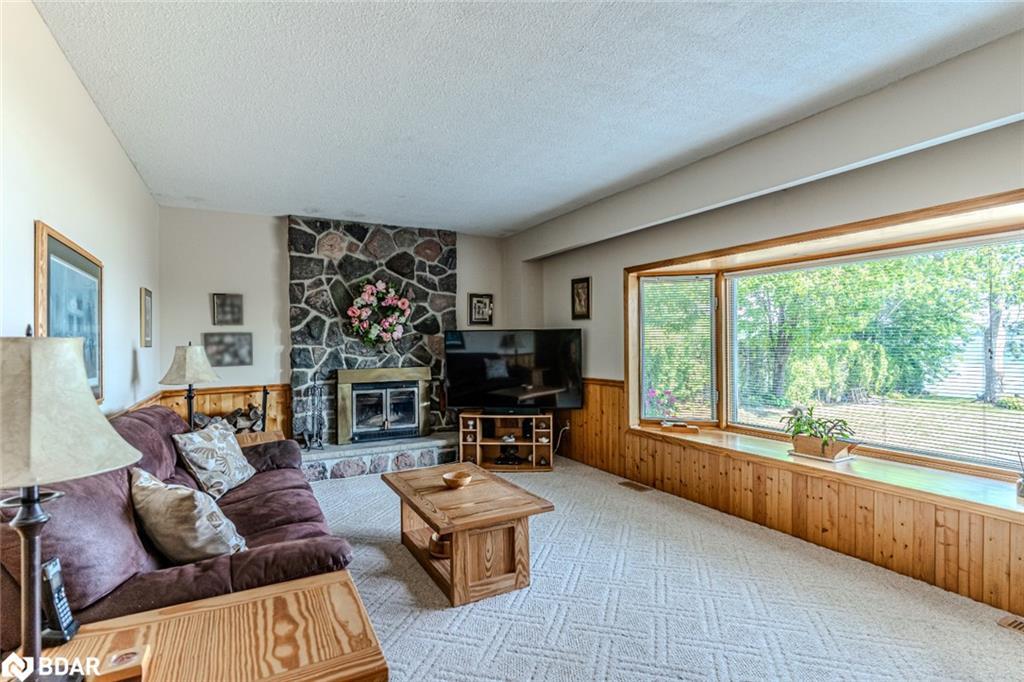 39 Grandview Crescent, Oro-Medonte, ON - Indoor Photo Showing Living Room With Fireplace