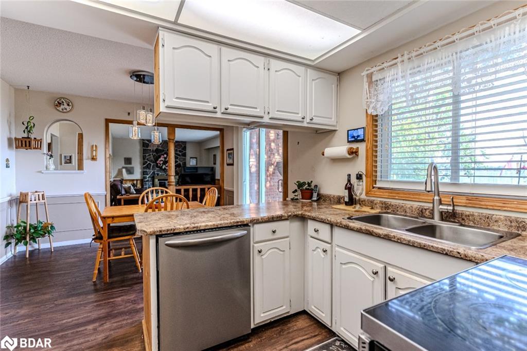 39 Grandview Crescent, Oro-Medonte, ON - Indoor Photo Showing Kitchen With Double Sink