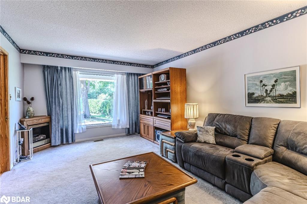 39 Grandview Crescent, Oro-Medonte, ON - Indoor Photo Showing Living Room