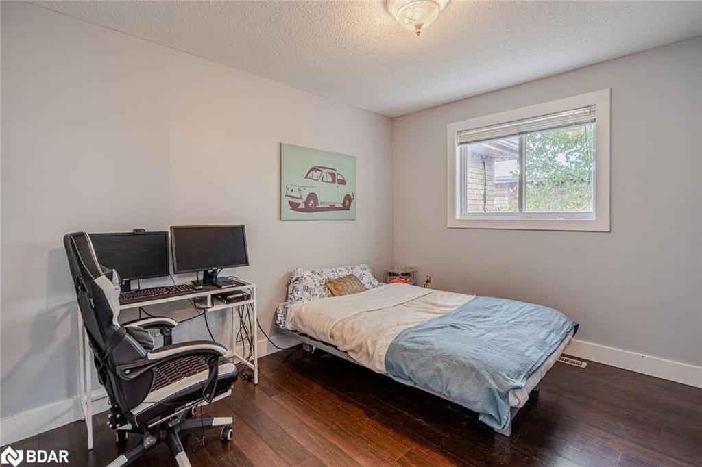 63 Mapleton Avenue, Barrie, ON - Indoor Photo Showing Bedroom